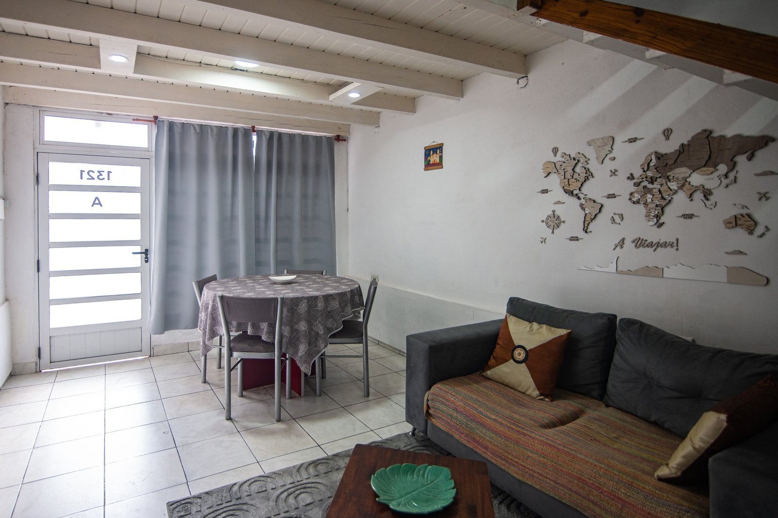 Living-comedor con vista a la puerta de entrada – Tempo A, Posadas
