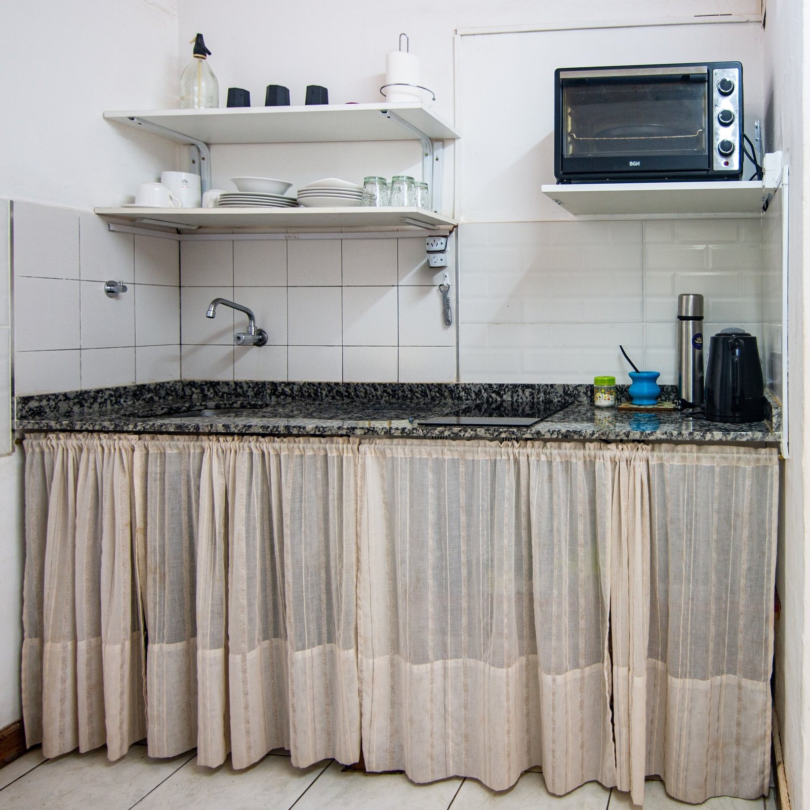 Cocina equipada con estantes, horno y pava – Tempo A, Posadas
