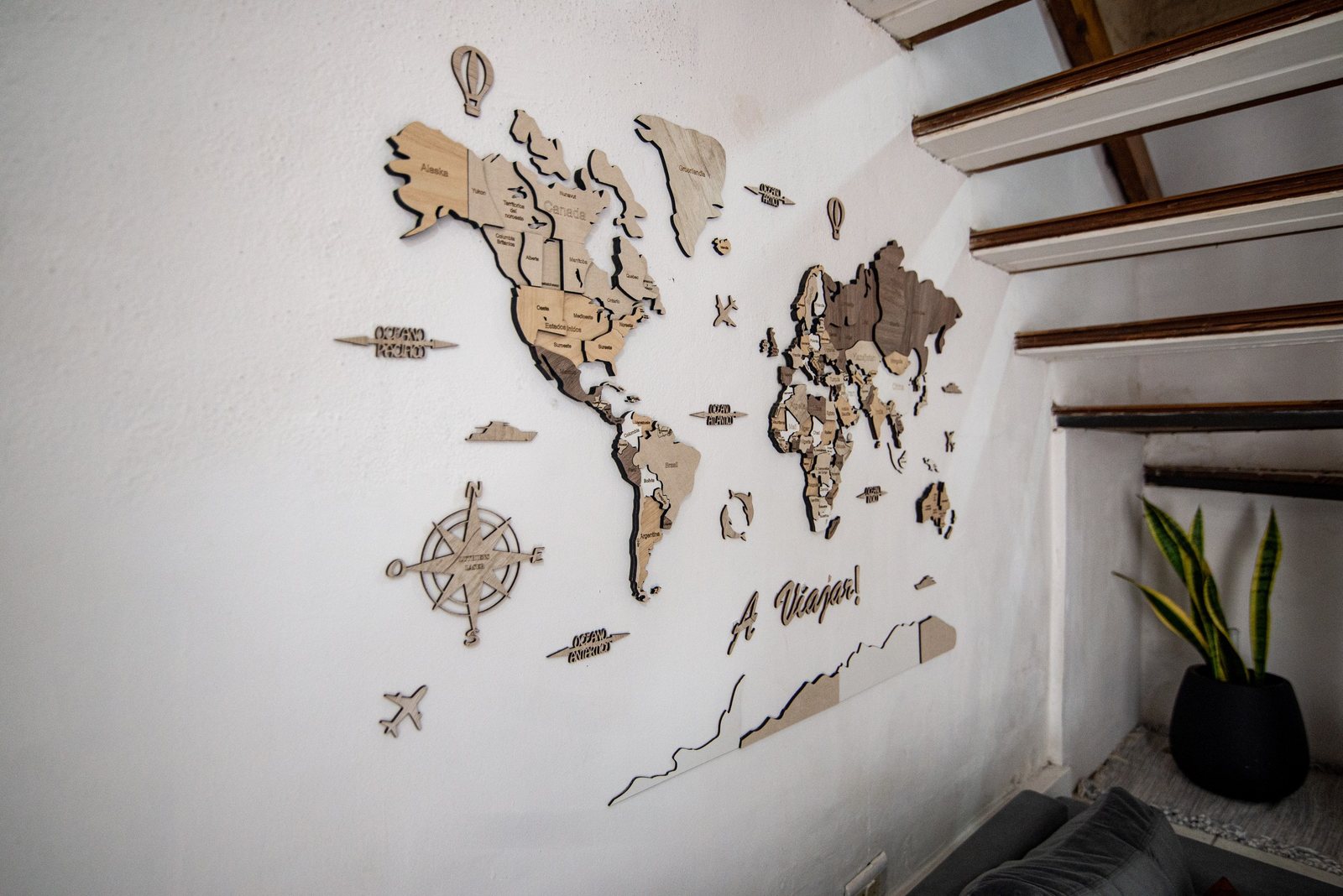 Mapa del mundo de madera "a viajar!" junto a la escalera – Tempo A, Posadas