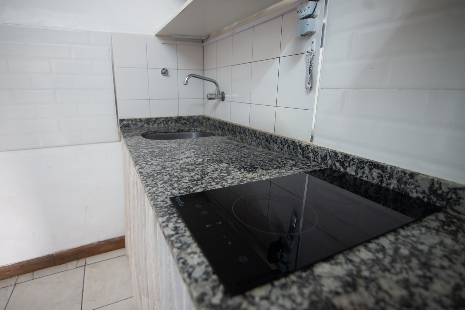Anafe vitrocerámico sobre mesada de granito – Tempo A, Posadas