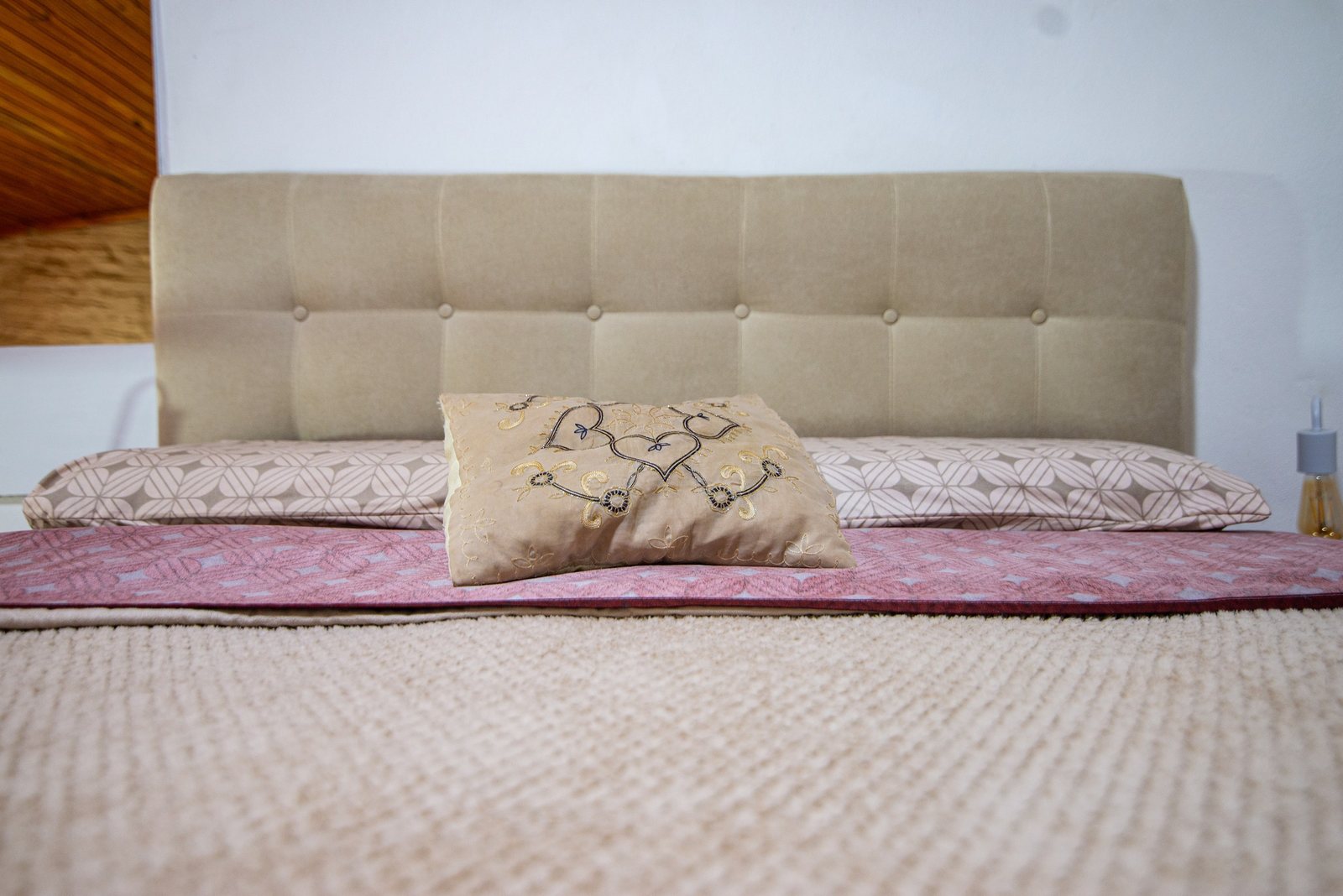 Detalle de la cama con almohadón – Tempo A, Posadas