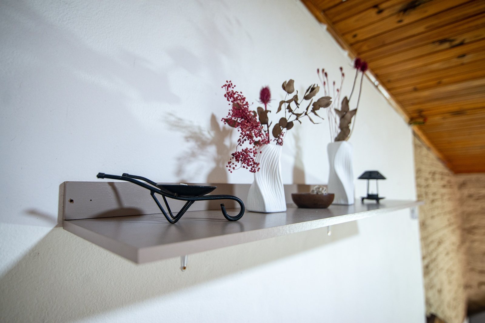 Estante con flores secas y decoración – Tempo A, Posadas