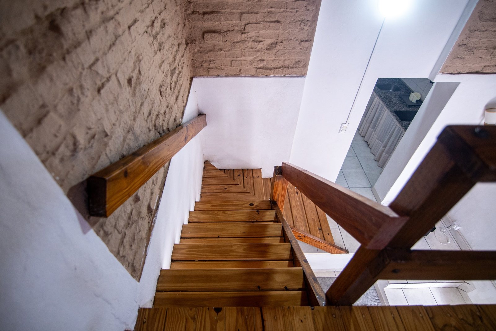 Escalera de madera vista desde arriba – Tempo A, Posadas