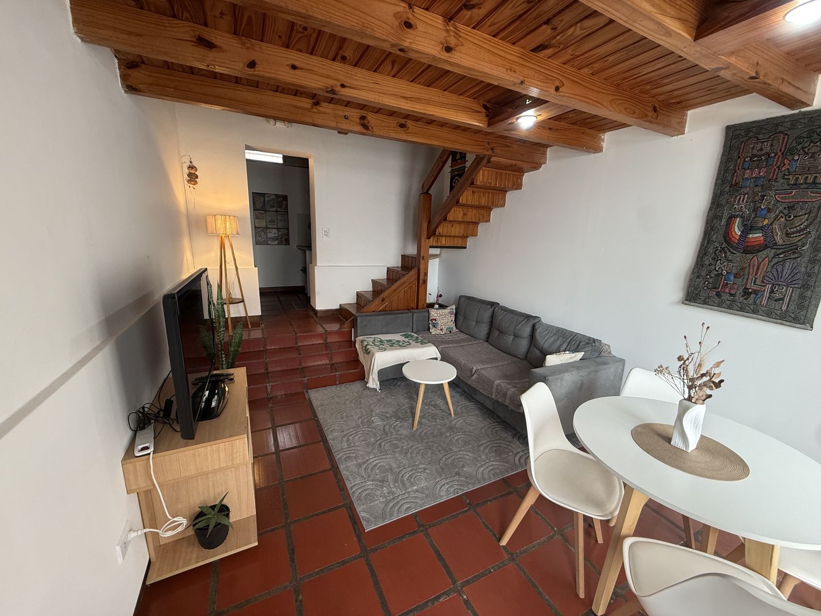 Living-comedor con techo de vigas de madera – Tempo B, Posadas