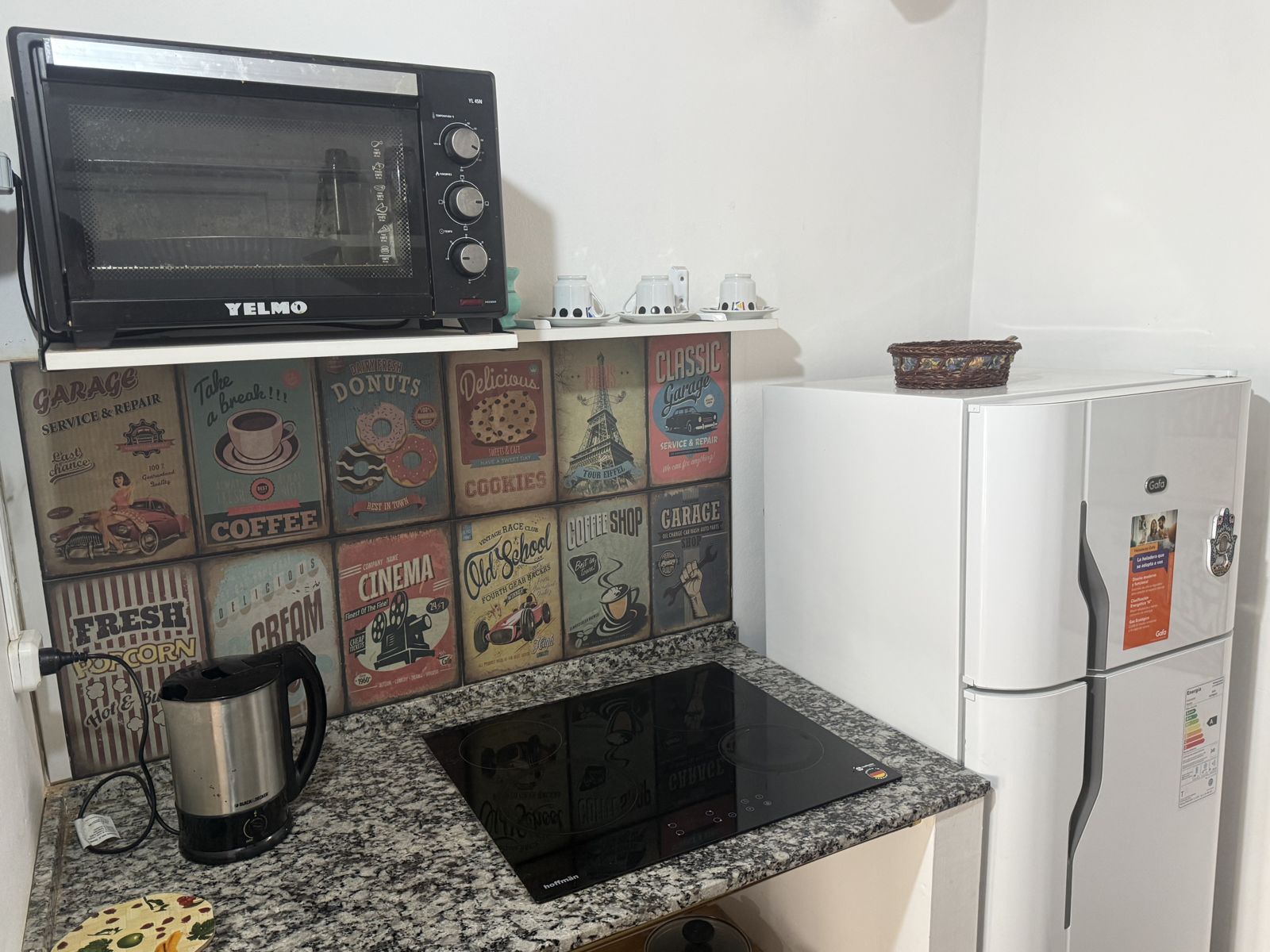 Cocina con anafe, heladera y cuadros vintage – Tempo B, Posadas