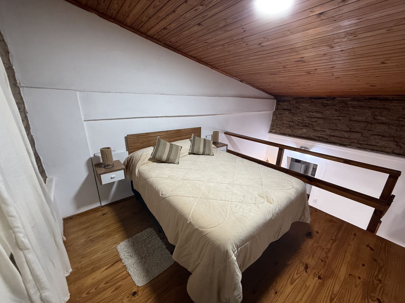 Dormitorio en entrepiso con techo de madera – Tempo B, Posadas